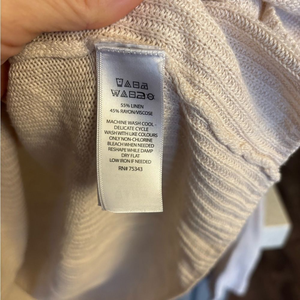 Women’s Tahari lightweight shirt/hoodie - Picture 3 of 5